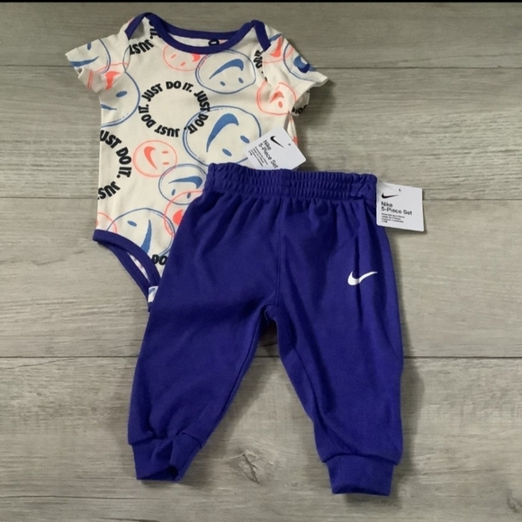 Nike infant boys 5 pc set bodysuit, sleeper, pants,hat & bib size 6 months(NWT) - Picture 2 of 6
